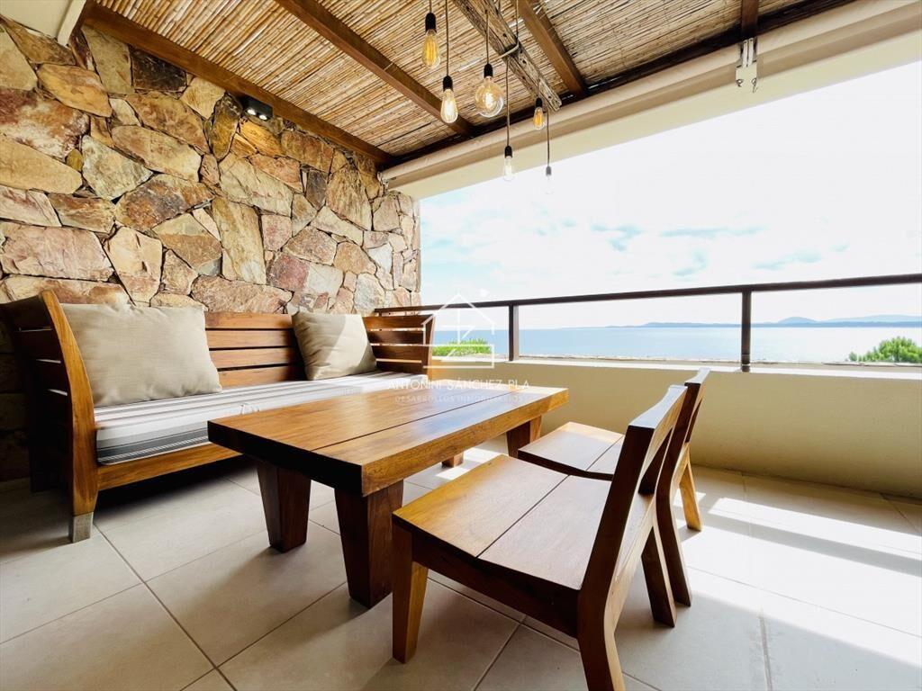 Venta y alquiler de apartamento de dos dormitorios con parr