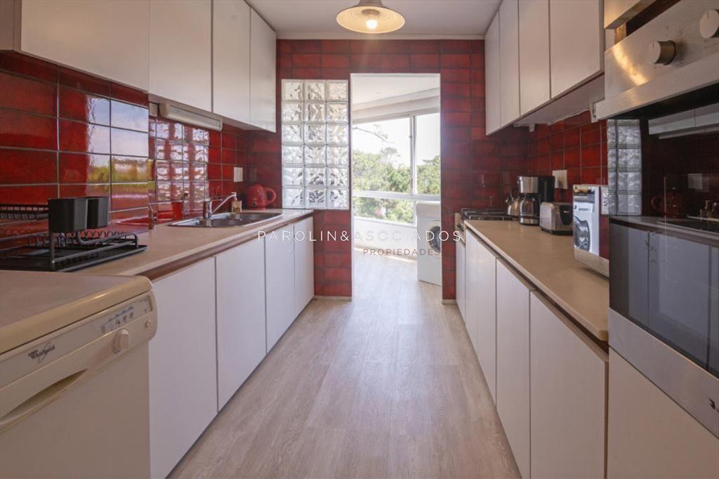 Apartamento en Venta de 3 dormitorios y servicio , Punta de