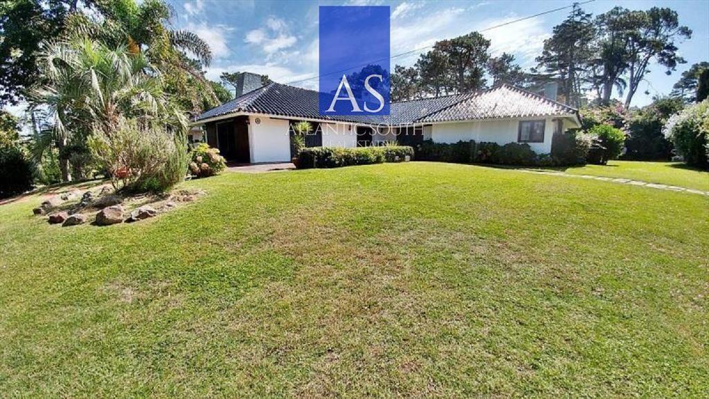 Casa 4 dormitorios en venta en Playa Mansa!!
