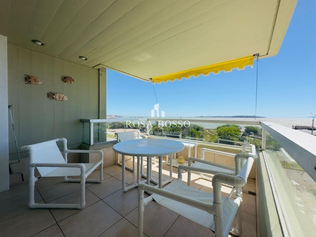 3 dormtiorios, cocina con lavadero, vista al mar.