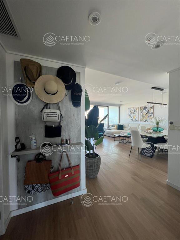 Vende apartamento de 2 dormitorios en suite, con