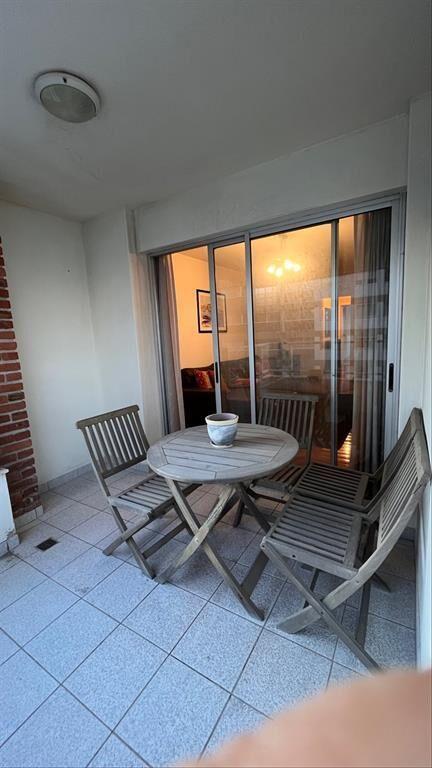 Apartamento 2 dormitorios, 2 baños, terraza al frente y gge