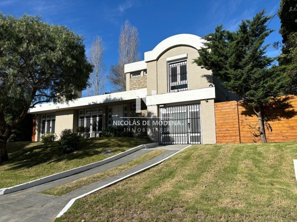 EXCEPCIONAL CASA EN VENTA DE 4 DORMITORIOS