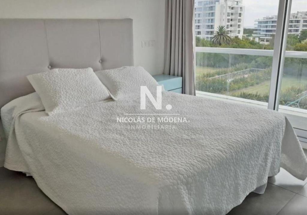 Vende apartamento de 2 dormitorios en Punta del
