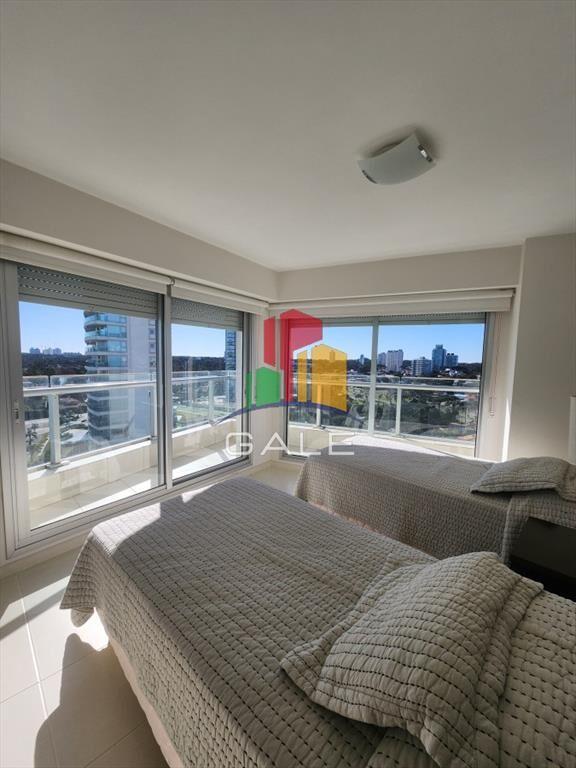 Vende apartamento de 3 dormitorios en Mansa- del