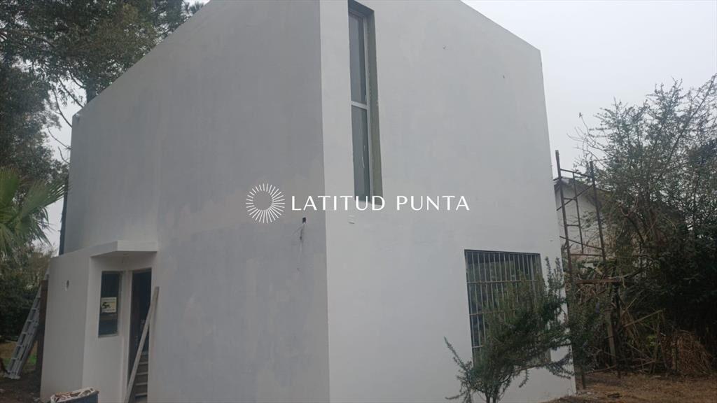 Venta de casa reciclada a 100 metros playa de edificio Dela