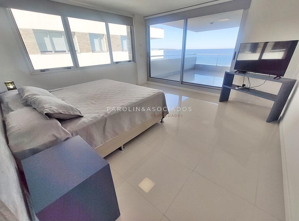 Penthouse en venta frente al mar en edificio del