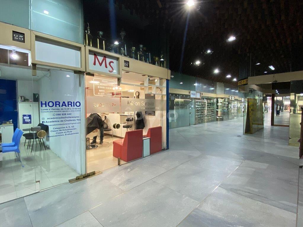 Venta en Conjunto de 5 Locales Comerciales en Galería Crist