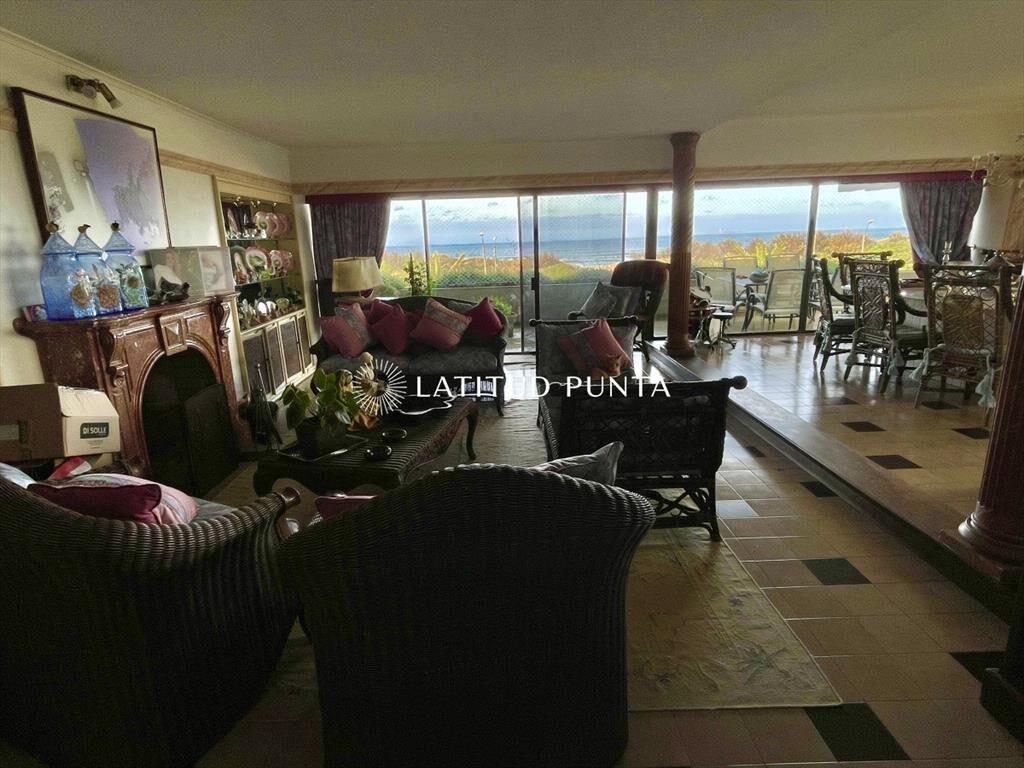 Apartamento en Brava, 4 dormitorios más dependencia