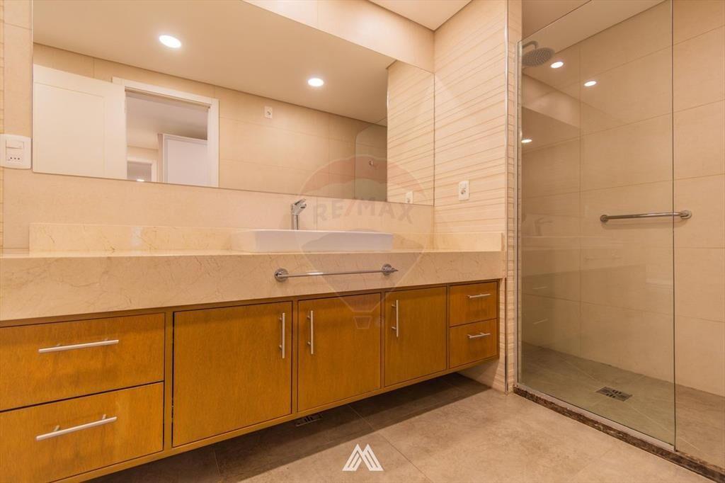 Venta apto en Carrasco 3 Suites, jardín y piscina