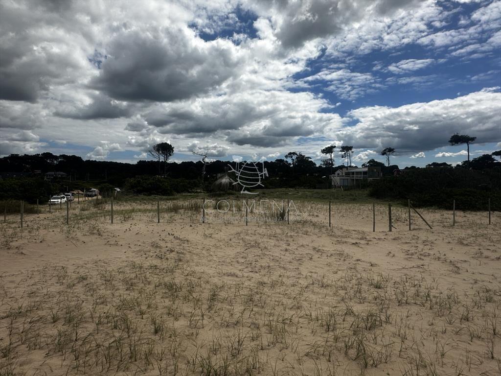 Venta en exclusiva terreno primera línea al mar