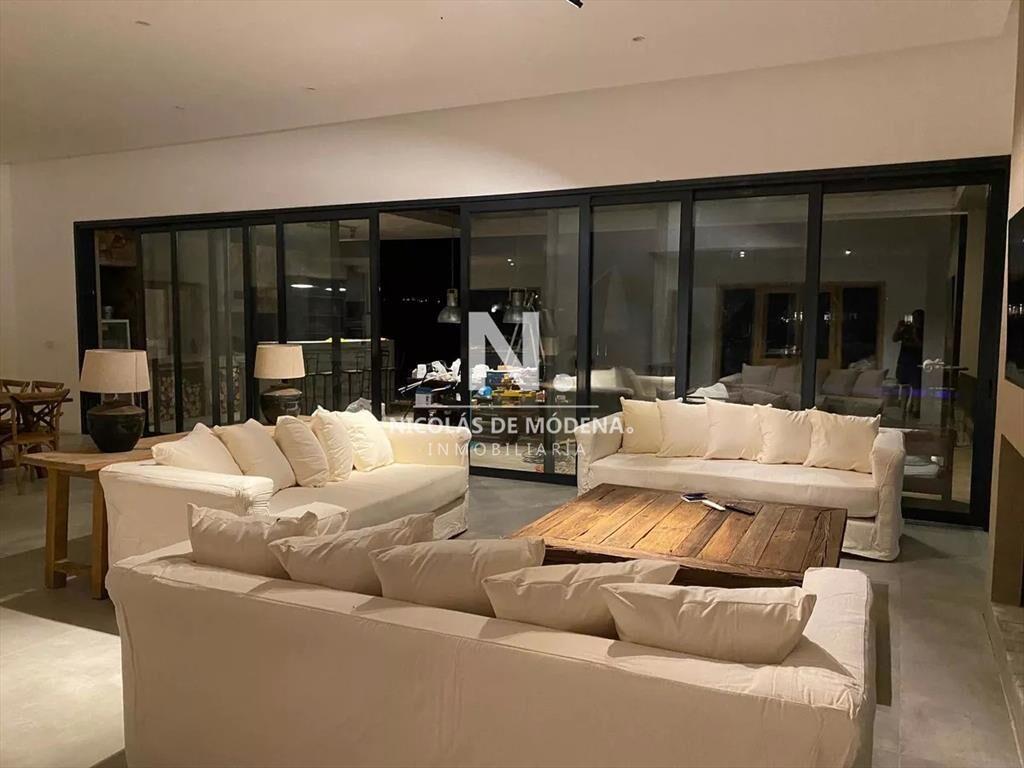 Casa moderna de cuatro dormitorios y dependencia