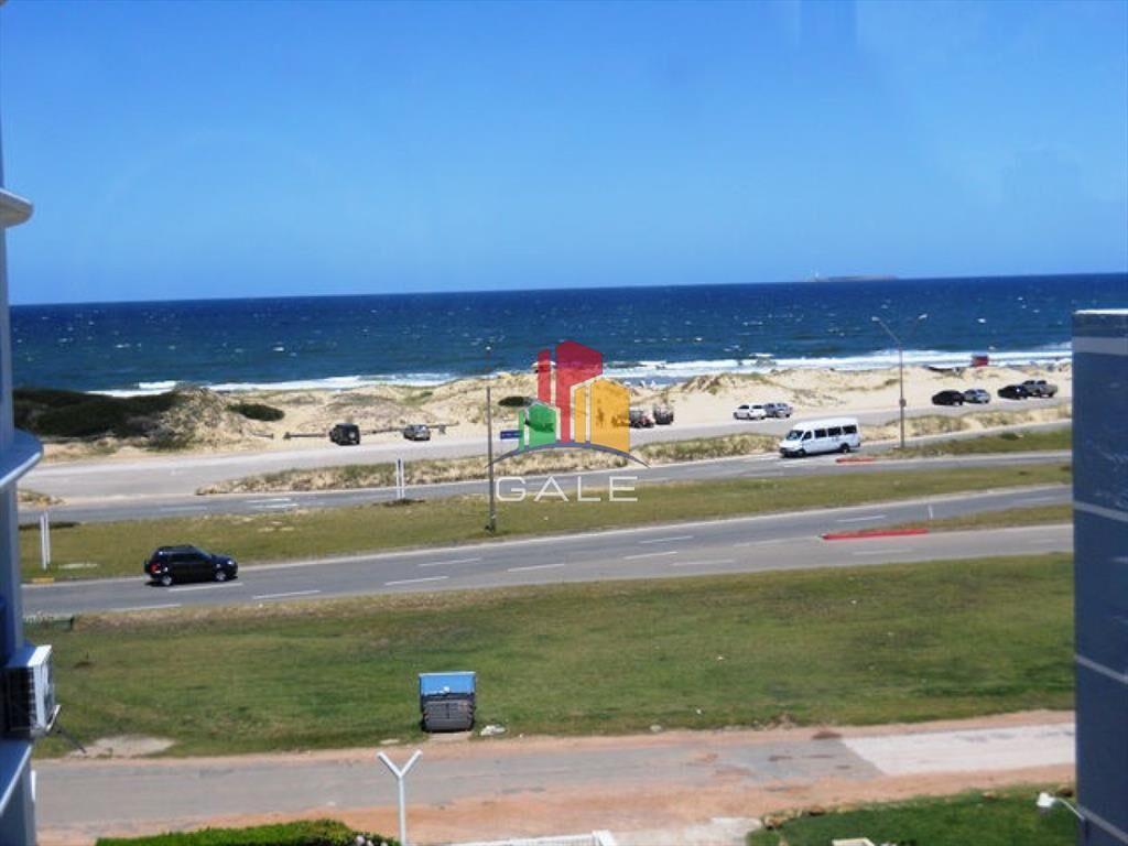 Apartamento en venta de 3 dormitorios y servicio