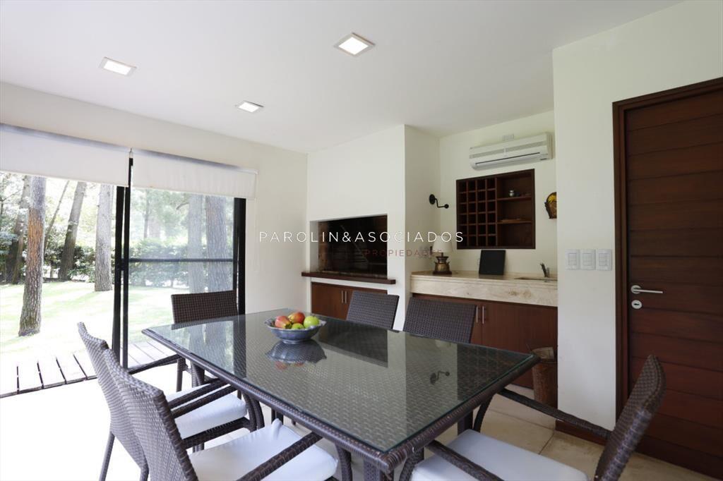 Casa en venta dentro del complejo Solanas.