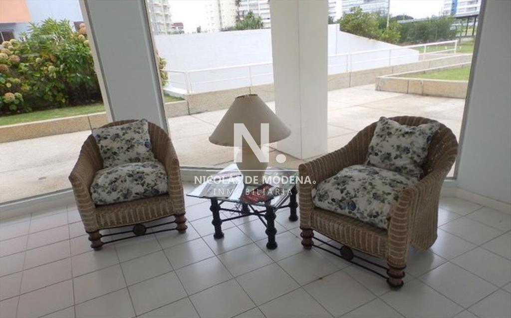 En venta, apartamento comodo de 2 dormitorios, en