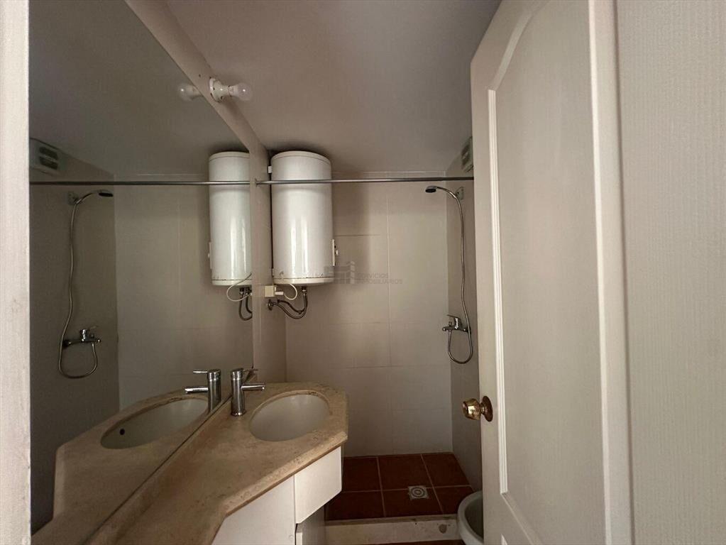 Se alquila Apartamento de 3 dormitorios con balcón en Punta