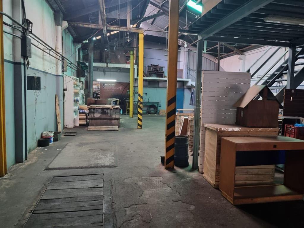 Proximo Agraciada y San Martín, 931 m2, dos naves , oficina