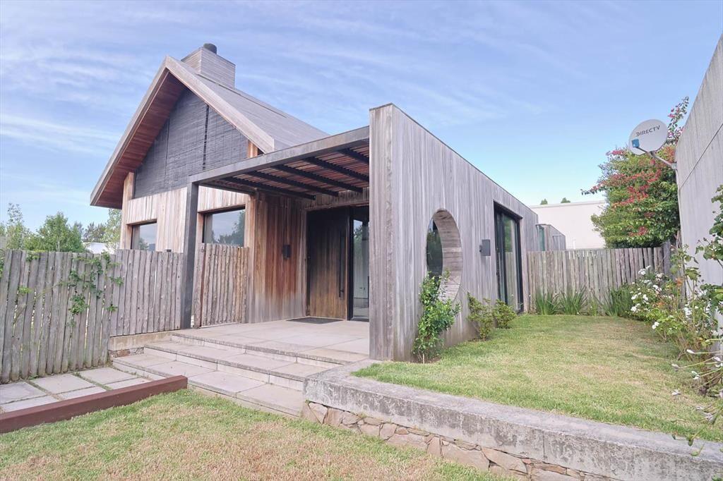 VENTA Casa 4 Dormitorios en Carrasco Los Olivos
