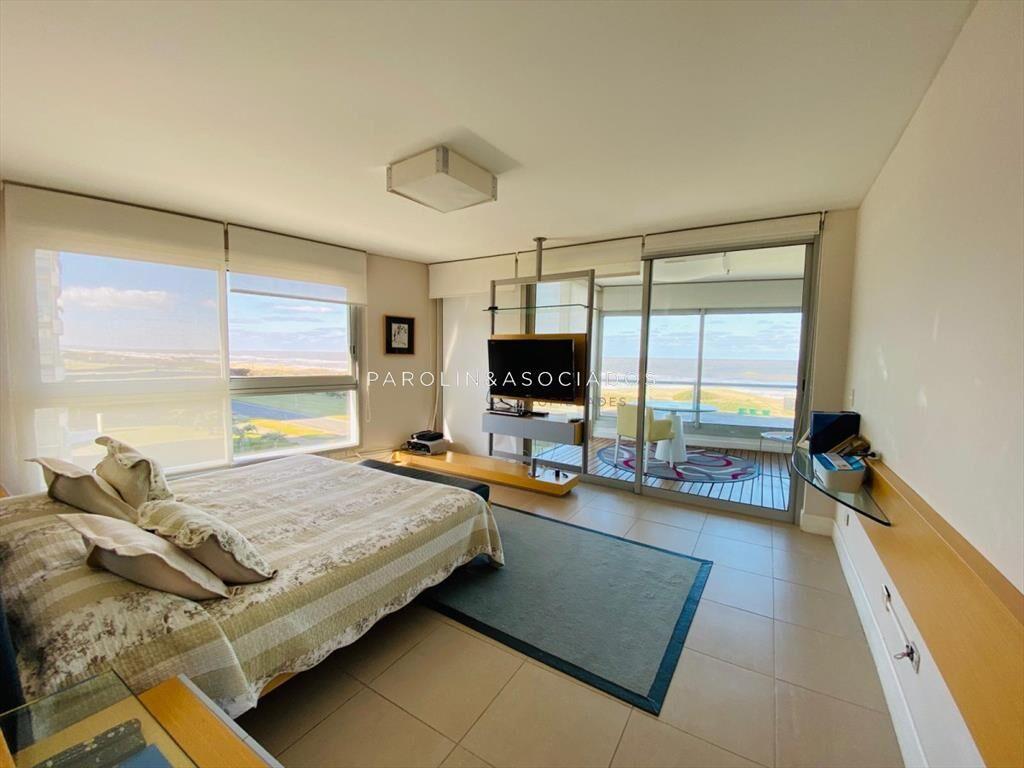 Apartamento en venta en torre Le Parc, Punta del