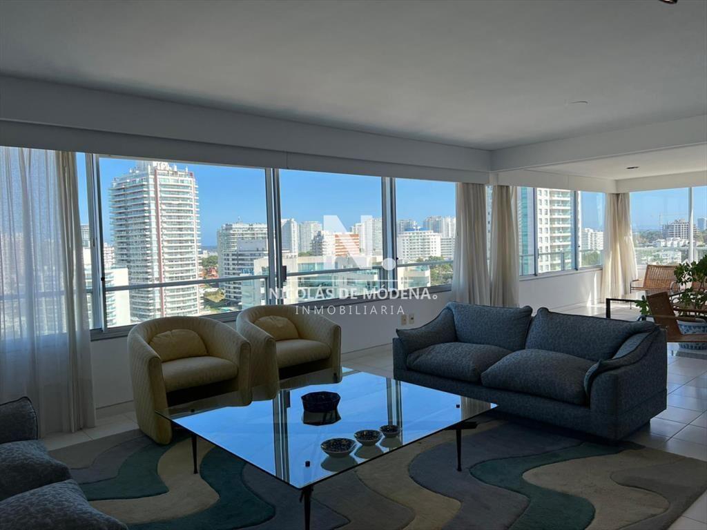 Apartamento de 3 dormitorios en playa brava al