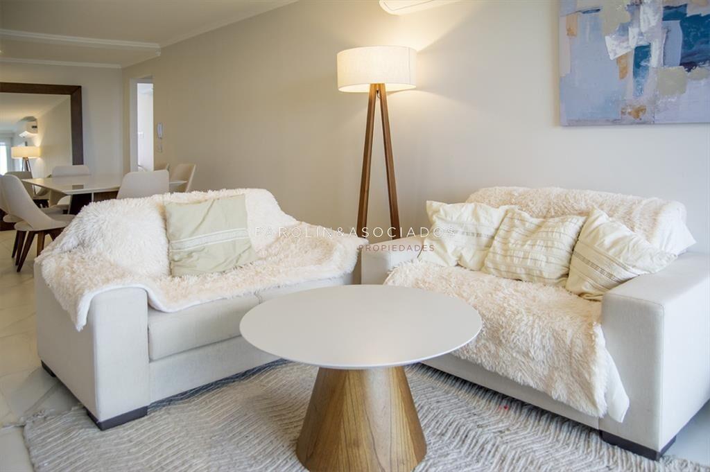 Apartamento de 2 dormitorios en primera linea de