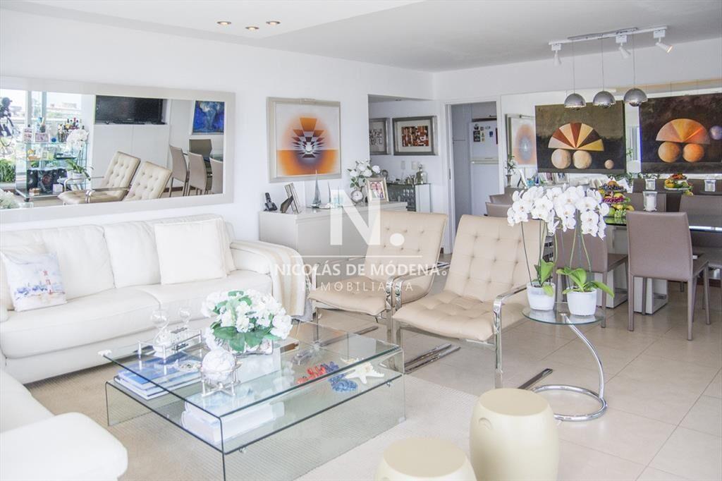Apartamento de 3 dormitorios a la venta, a pasos