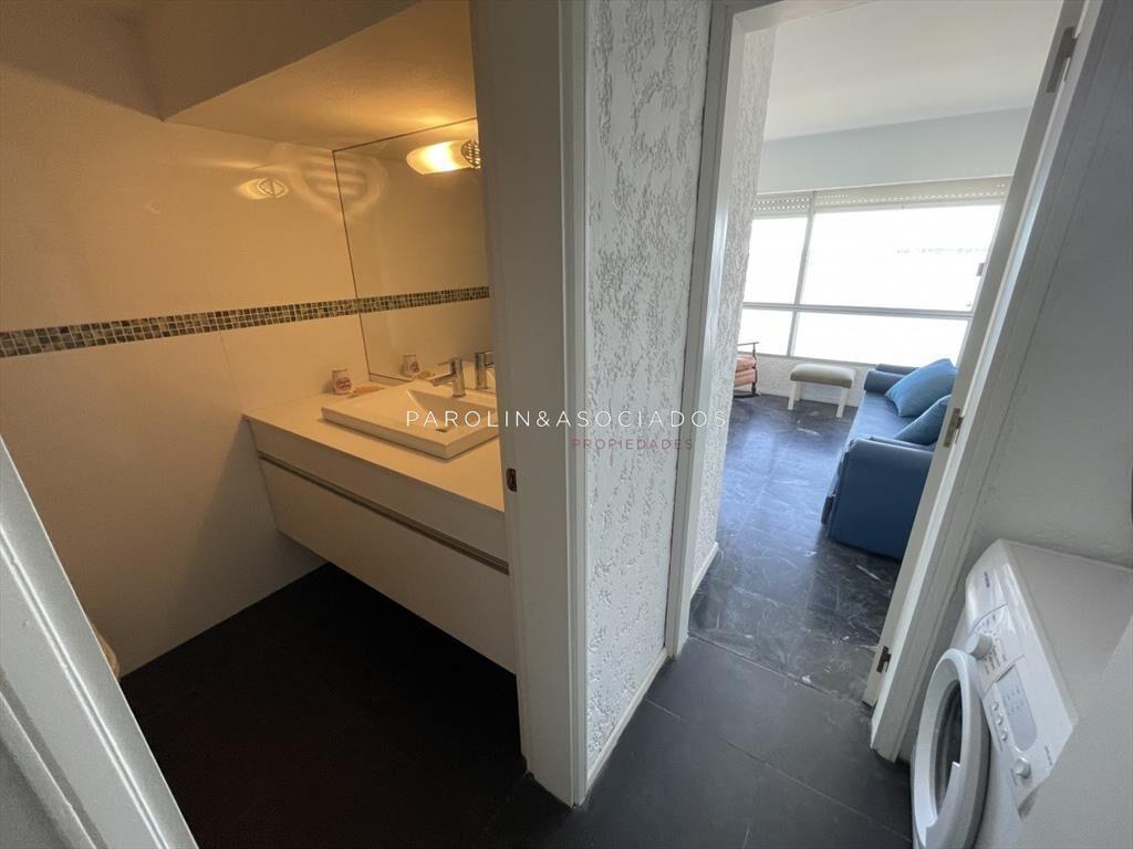 Apartamento en primera línea en edificio Malecón, Punta d