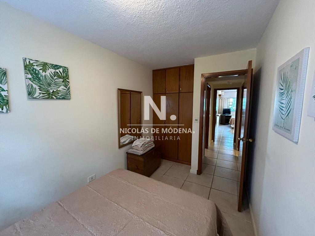 Vende apartamento frente al mar de 3 dormitorios