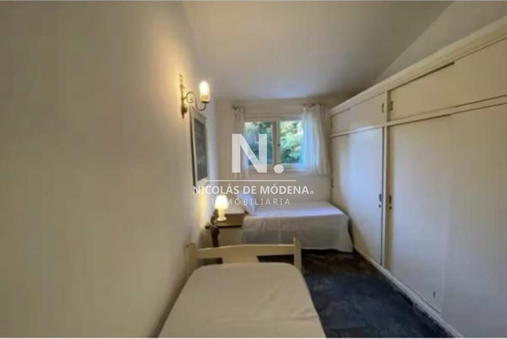 Casa de 3 dormitorios y servicio a la venta en Punta del Es