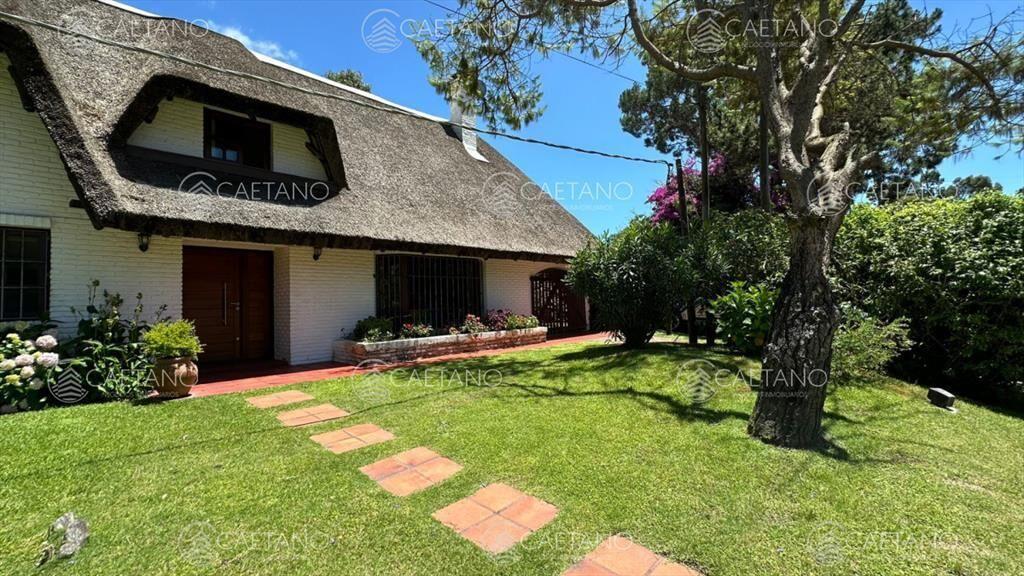 En venta casa en San Rafael, de 4 dormitorios mas dep, con