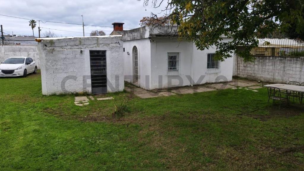 Peñarol / Casa 2 dormitorios /acceso por 2 calles /a 200m...