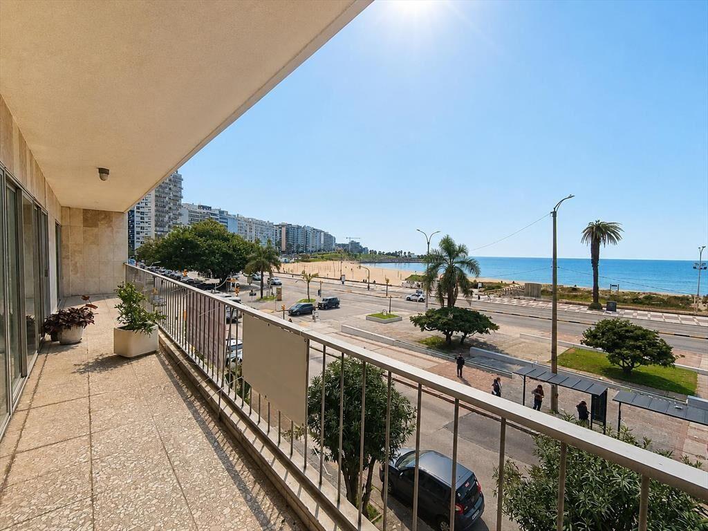 Rambla Pocitos, reciclado, 243 m2, 3 dormitorios, servicio