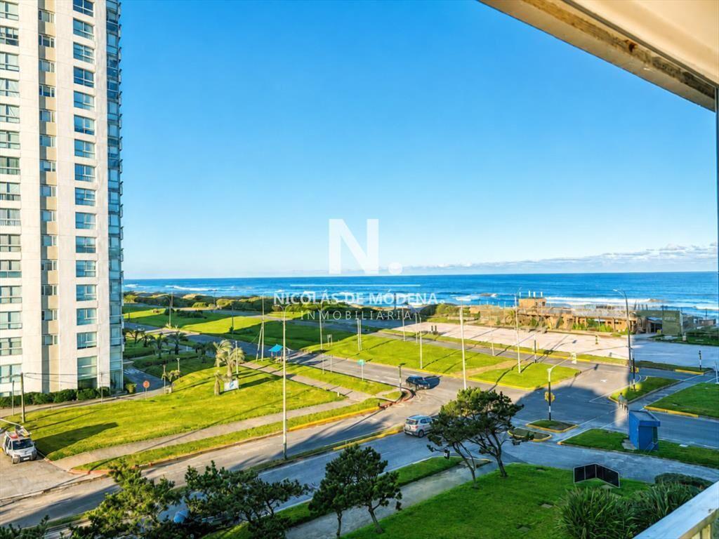 Apartamento de 3 dormitorios en venta frente a Playa Brava