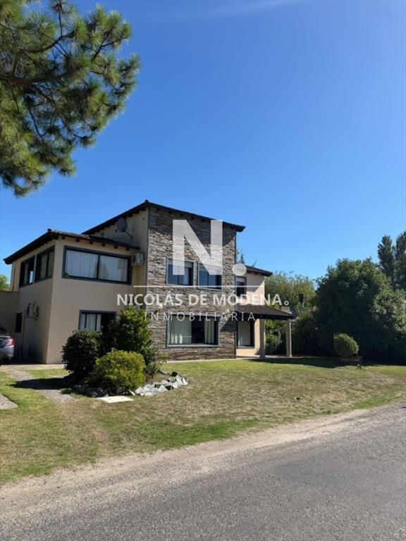Chaletde 6 dormitorios en venta en barrio Punta