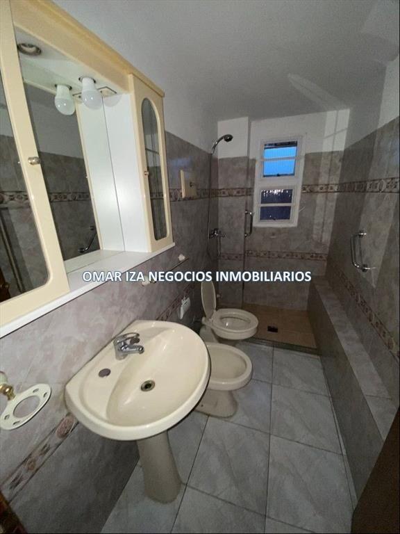 VENTA CASA LA COMERCIAL, 3 DORMITORIOS, JARDIN, 2 BAÑOS, PA