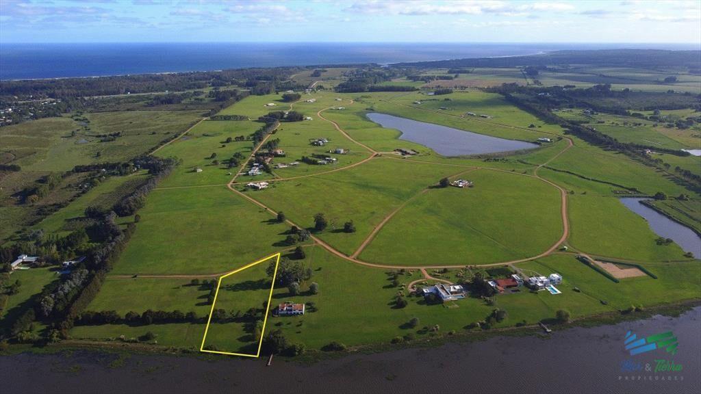 Venta de terreno en Laguna de los Cisnes de 6.700