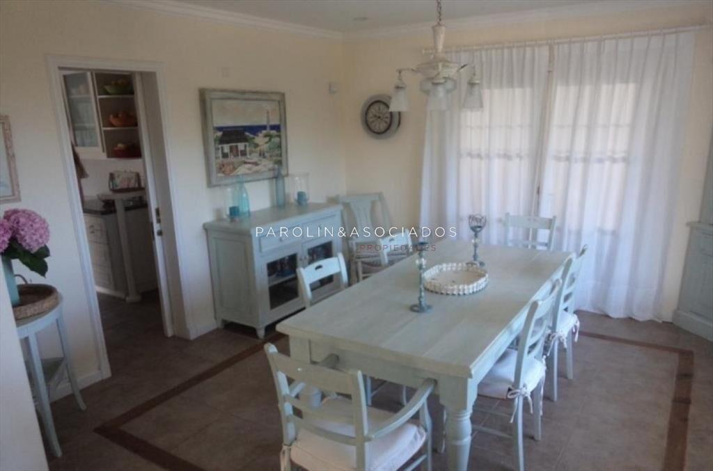 Excelente casa en venta a dos cuadras del mar,