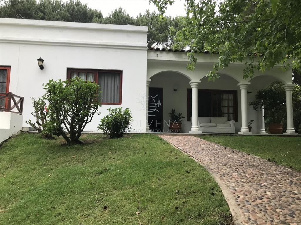 AGRADABLE  CASA EN ZONA MUY TRANQUILA Y ARBOLADA