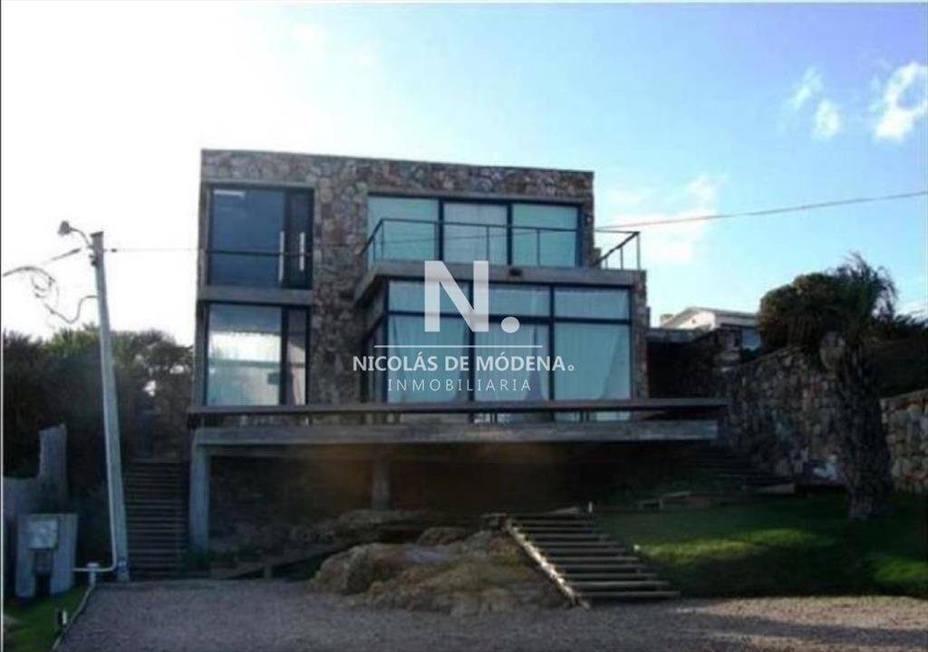 Excelente casa Ubicada en El Chorro frente al