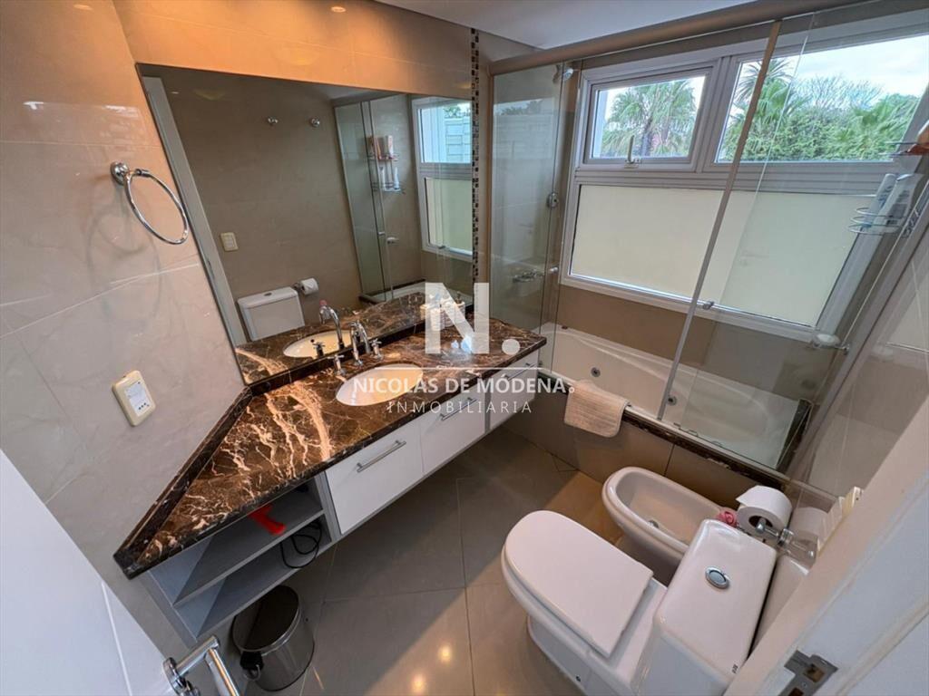 Apartamento de 3 dormitorios en Casino Tower, del