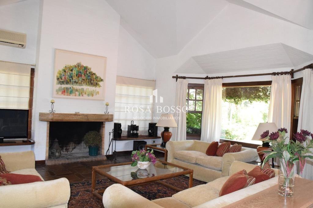 Hermosa propiedad con gran jardin en zona