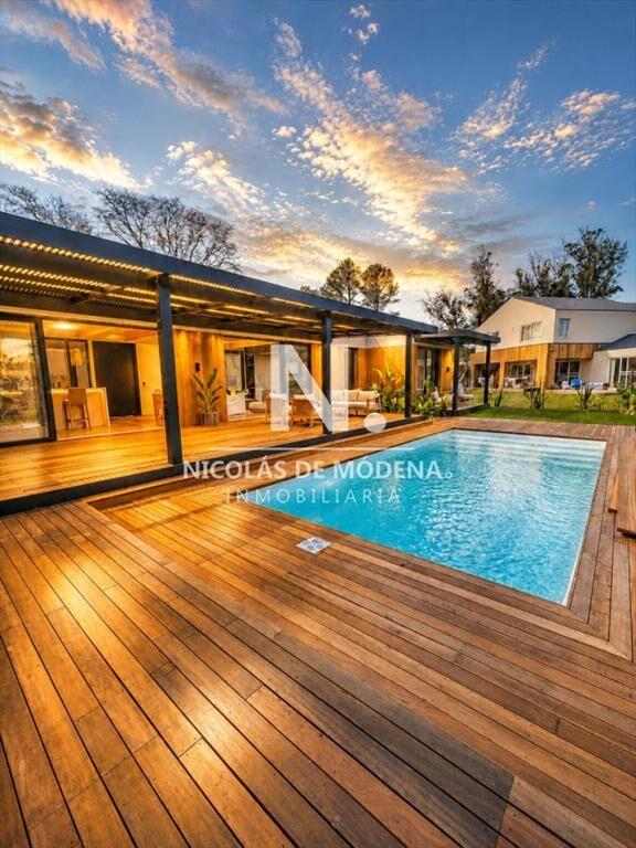 Hermosa casa de moderno diseño en venta en barrio privado