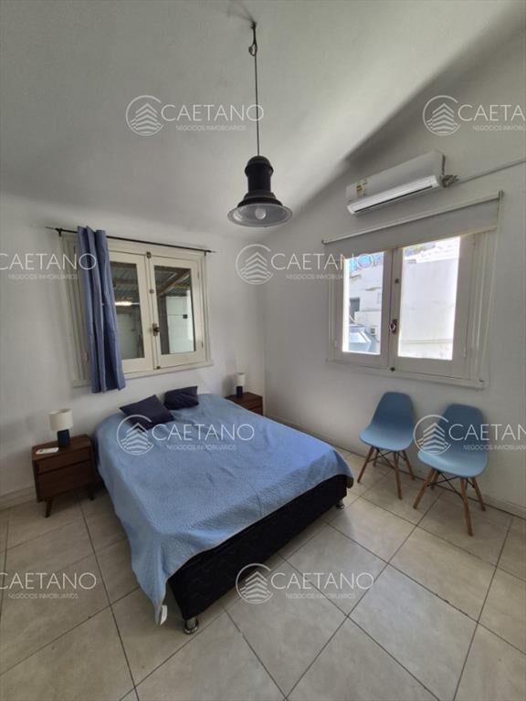 Casa de dos dormitorios en alquiler anual en del
