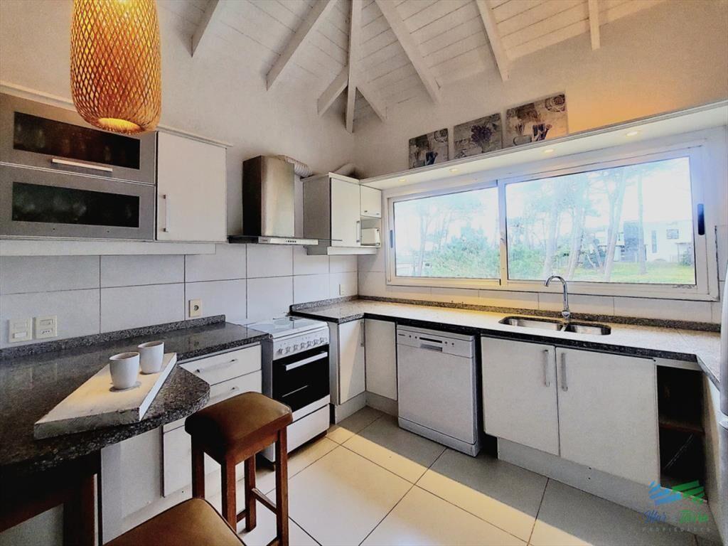 Excelente Casa de 6 Dormitorios y Piscina en La