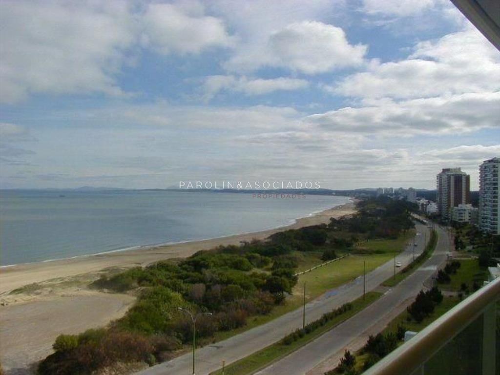 Apartamento de 3 dormitorios en Coral Tower, del