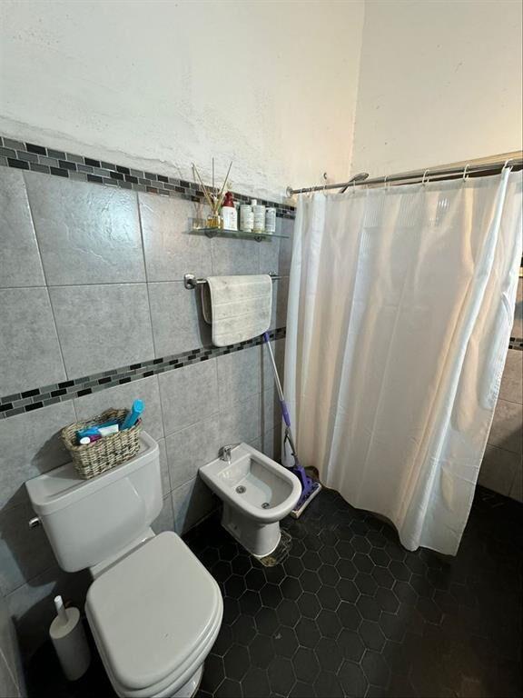 CASA DE 3 DORMITORIOS Y 3 BAÑOS MACARI VENDE