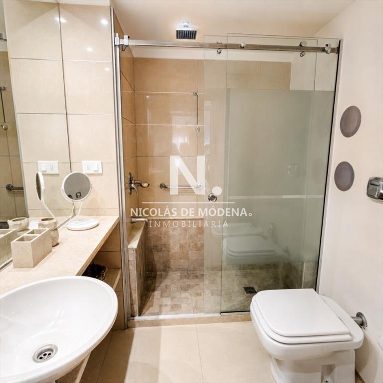 Vende apartamento de 3 dormitorios esquinero en Punta del E
