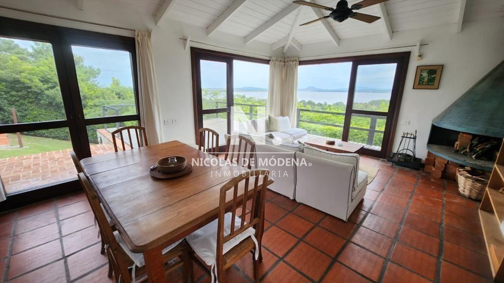 Vende casa de 4 dormitorios con vista a la laguna
