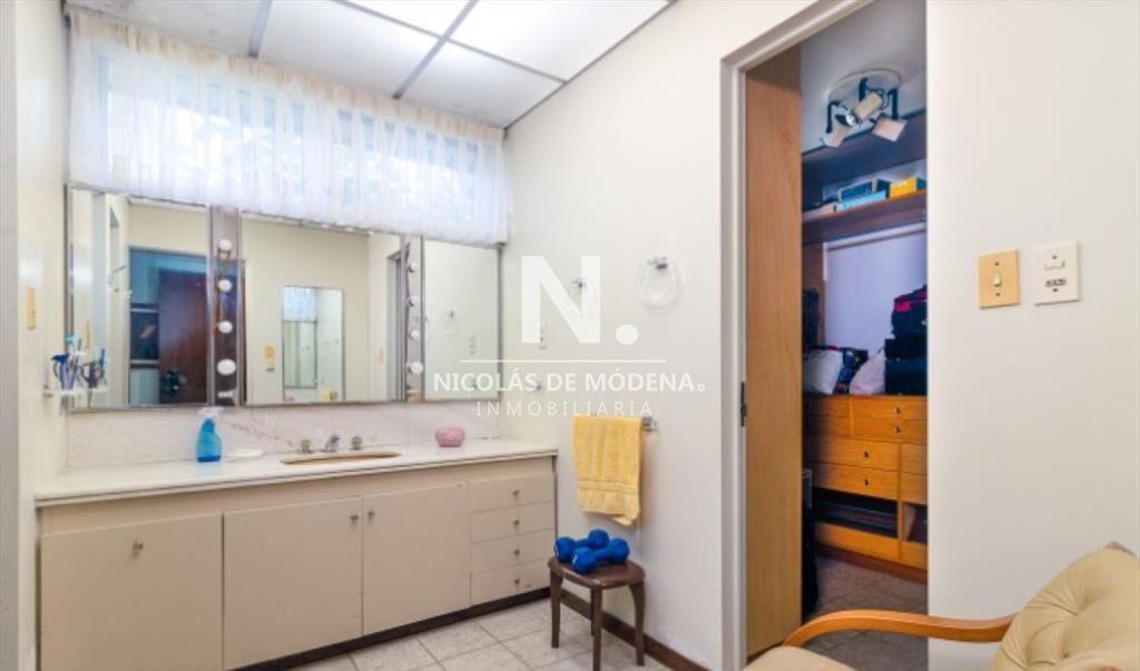 OPORTUNIDAD. VENDE CASA CON GRAN METRAJE EN SAN