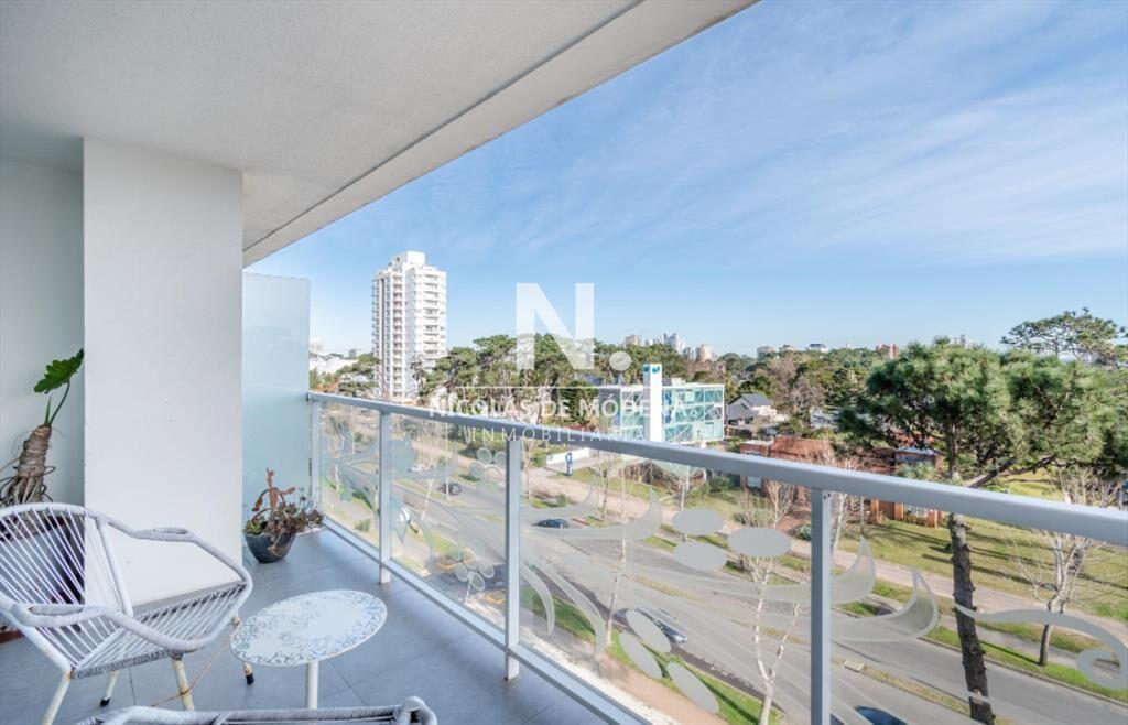 Vende apartamento con vista al mar de 2 dormitorios en Roos